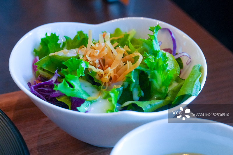 心形碗中色彩鲜艳的蔬菜沙拉图片素材