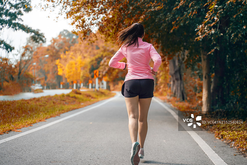健康的跑步女性在公园进行健身和慢跑后的锻炼。健康生活方式概念图片素材