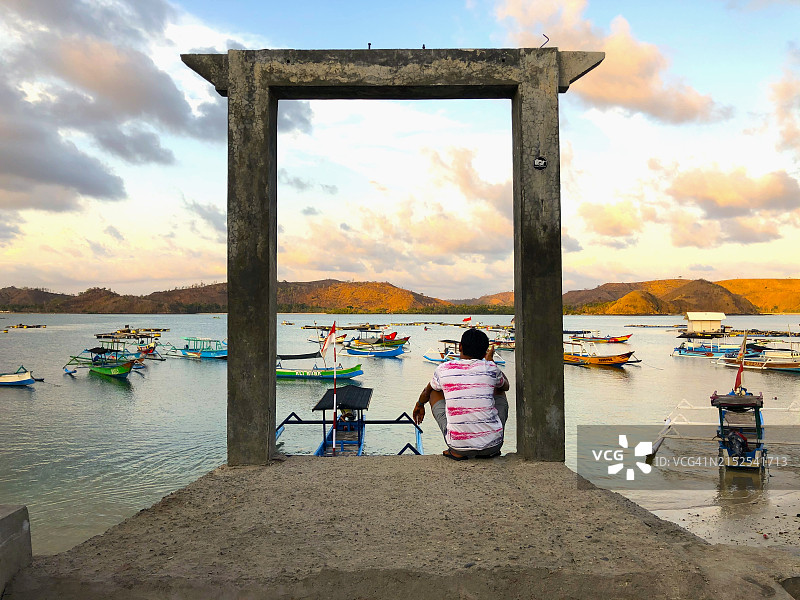 龙目岛日落时分的渔船图片素材