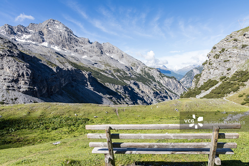 可欣赏奥特勒阿尔卑斯山美景的长椅图片素材