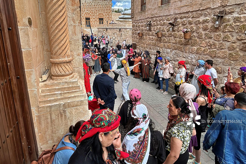 人们在米迪亚特街头跳舞图片素材