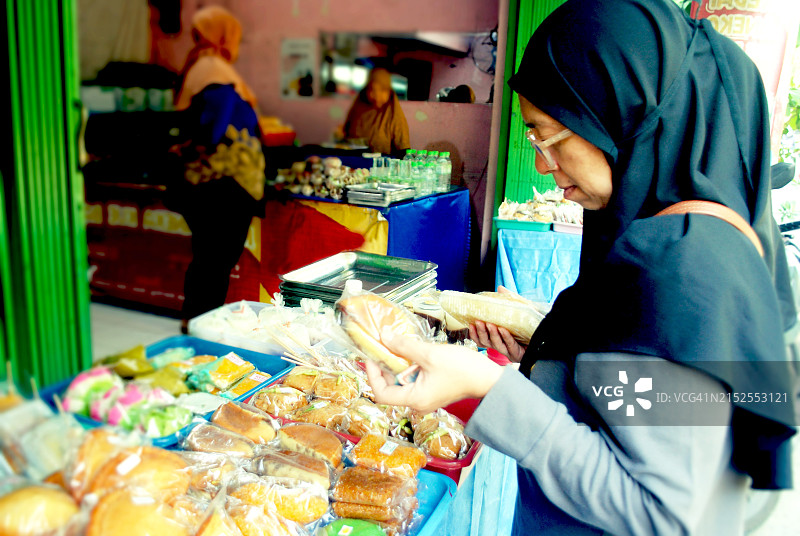 女人正在整理街头小吃图片素材