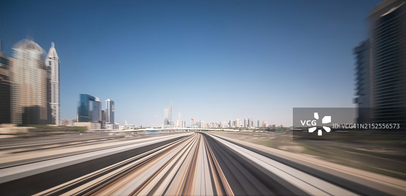 迪拜谢赫扎耶德路旁的现代化无人驾驶高架铁路系统图片素材