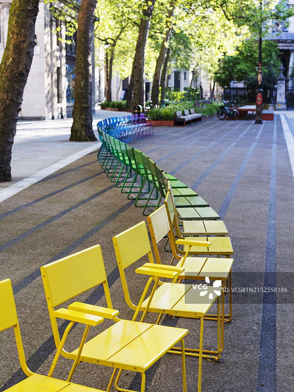 伦敦城镇广场的彩色座位图片素材