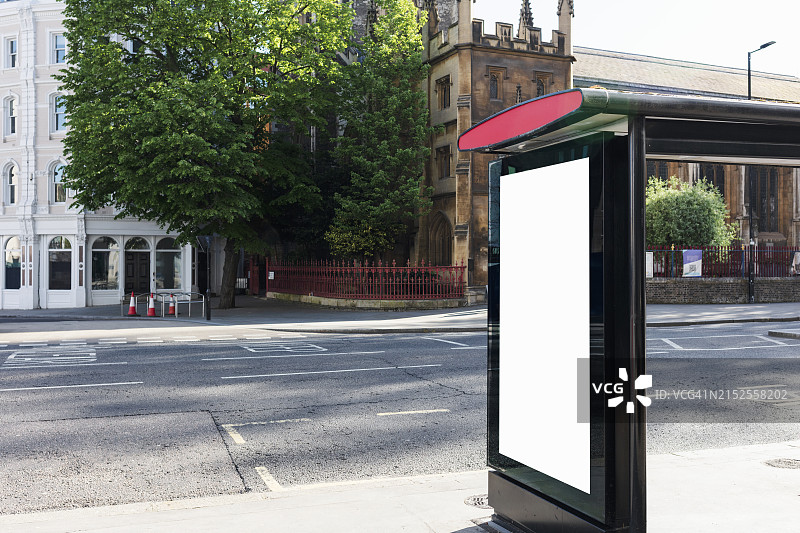 伦敦街头的空白公交车站广告图片素材