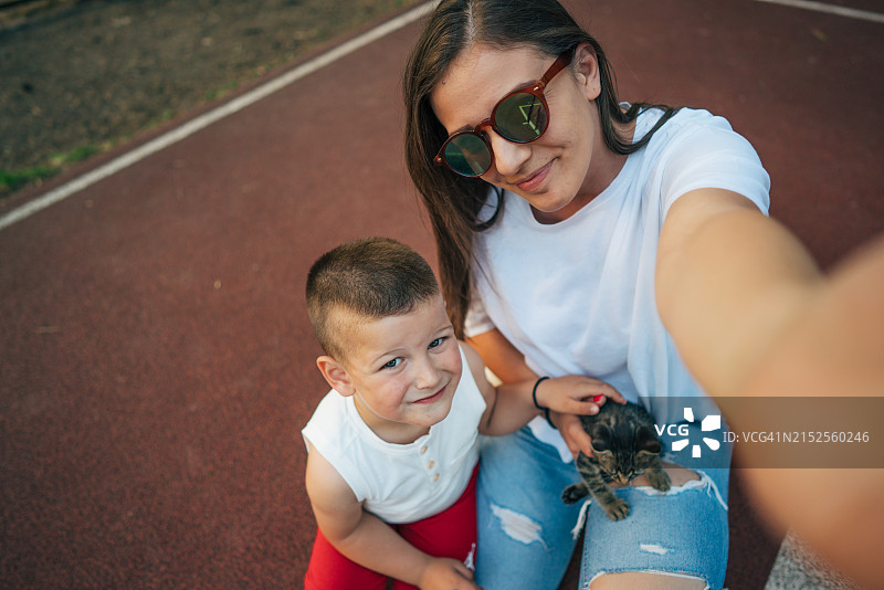 田野上母亲和儿子的自拍图片素材
