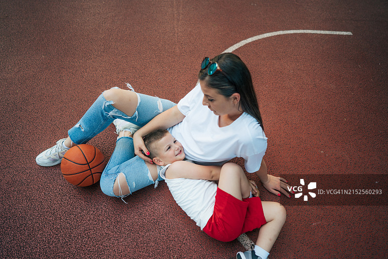 母亲和孩子在田野上休息图片素材