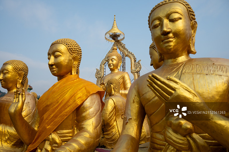 泰国那空那育府玛卡布查纪念公园金色佛像群图片素材