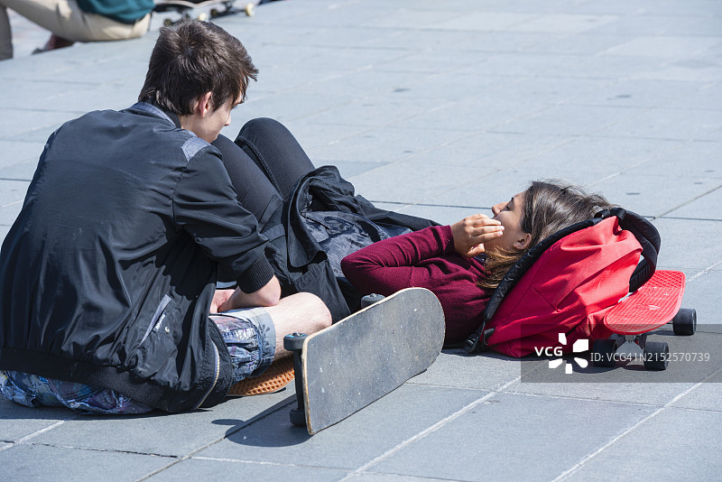 滑板手休息图片素材