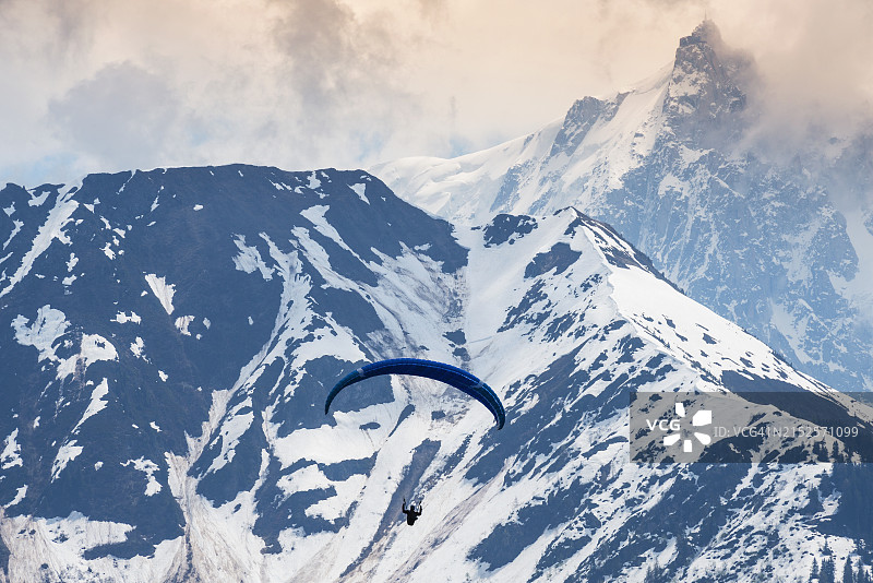 勃朗峰地区的滑翔伞图片素材