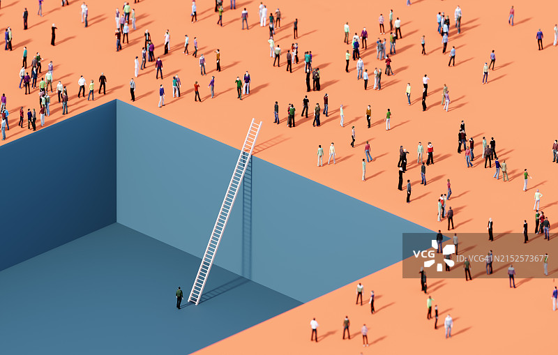 站在人群和一个白色梯子前的坑里的人图片素材