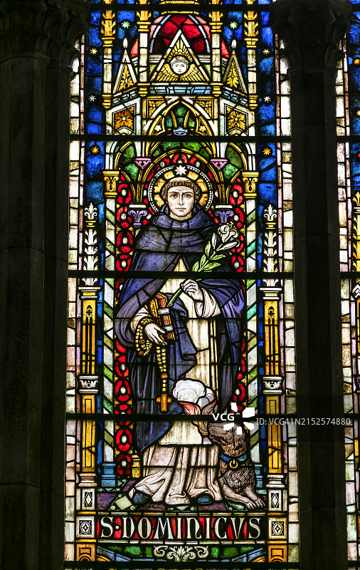 意大利比萨亚历山德里亚圣卡特琳娜教堂内的彩色玻璃图片素材