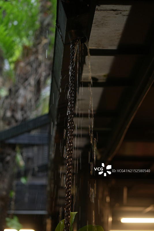 雨水落入带铁链的排水沟图片素材