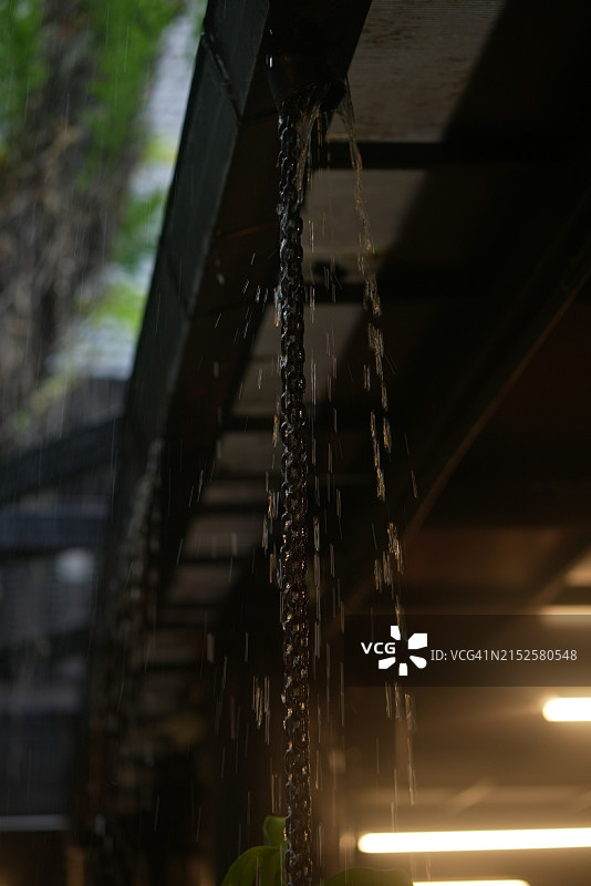 雨水落入带铁链的排水沟图片素材