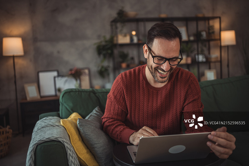 享受空闲日，在电视平台上看喜剧图片素材