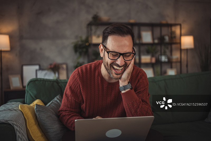 享受空闲日，在电视平台上看喜剧图片素材