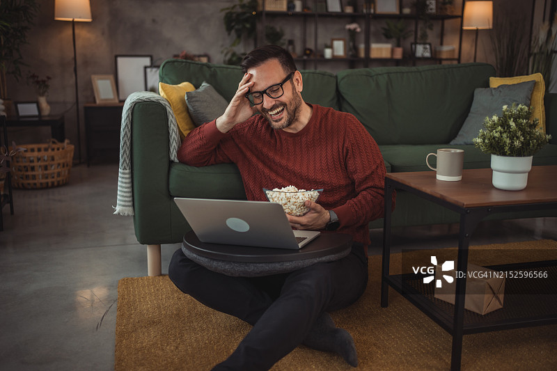 享受空闲日，在电视平台上看喜剧图片素材