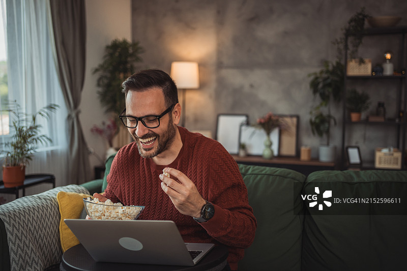 享受空闲日，在电视平台上看喜剧图片素材