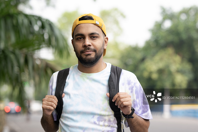 自信的年轻男人，背着背包，准备冒险图片素材