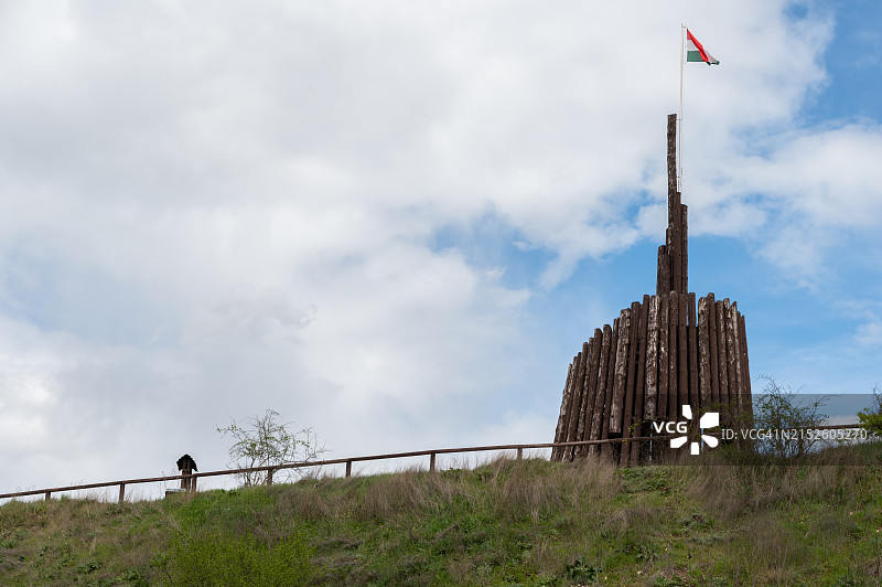 维斯普雷姆带有匈牙利国旗的木制瞭望塔图片素材