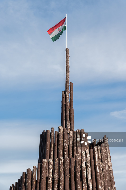维斯普雷姆带有匈牙利国旗的木制瞭望塔图片素材