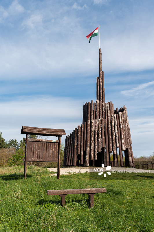 维斯普雷姆带有匈牙利国旗的木制瞭望塔图片素材