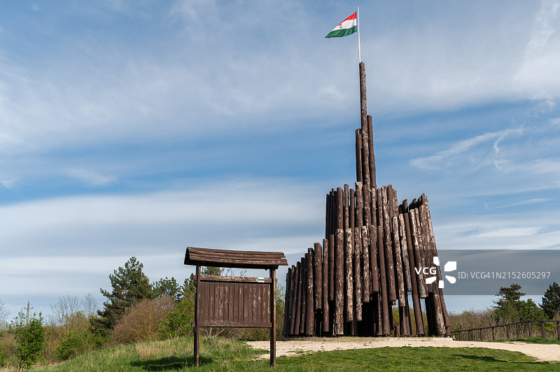 维斯普雷姆带有匈牙利国旗的木制瞭望塔图片素材