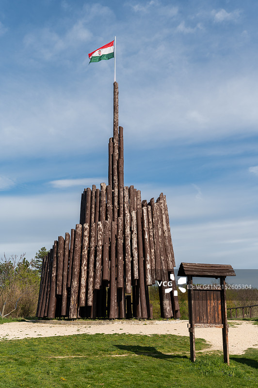 维斯普雷姆带有匈牙利国旗的木制瞭望塔图片素材