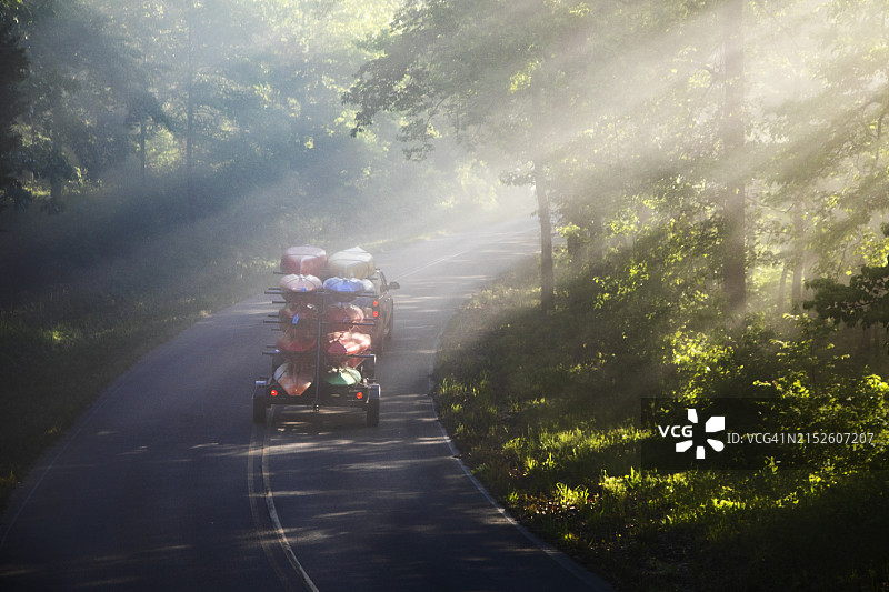 阿肯色州雾气中皮划艇漂流图片素材