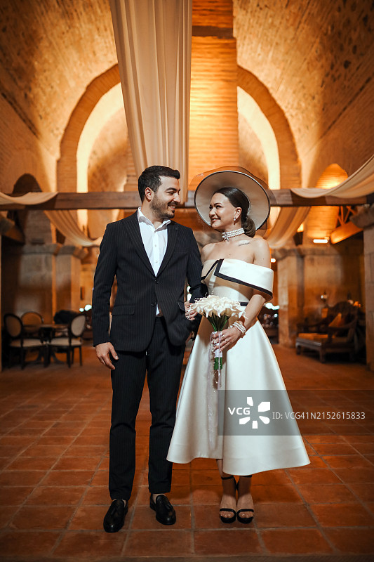 年轻夫妇结婚，新娘和新郎，婚礼日，相爱的夫妇图片素材