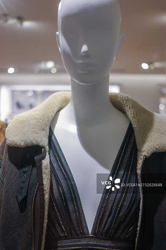 人体模型上的时尚冬季夹克图片素材