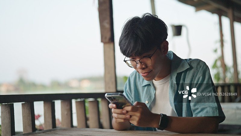 青少年男孩拍照发布到社交媒体图片素材