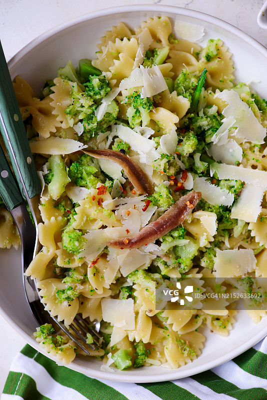 西兰花凤尾鱼帕尔马干酪意面图片素材