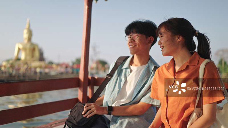 两名青少年乘船旅行放松身心。图片素材