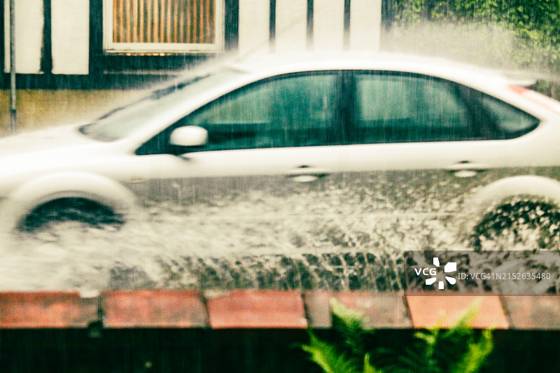 在雨水中行驶的汽车图片素材