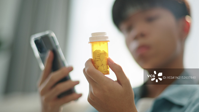青少年在家搜索药品信息图片素材