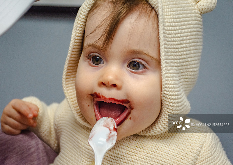 第一次吃巴西莓的可爱女婴图片素材