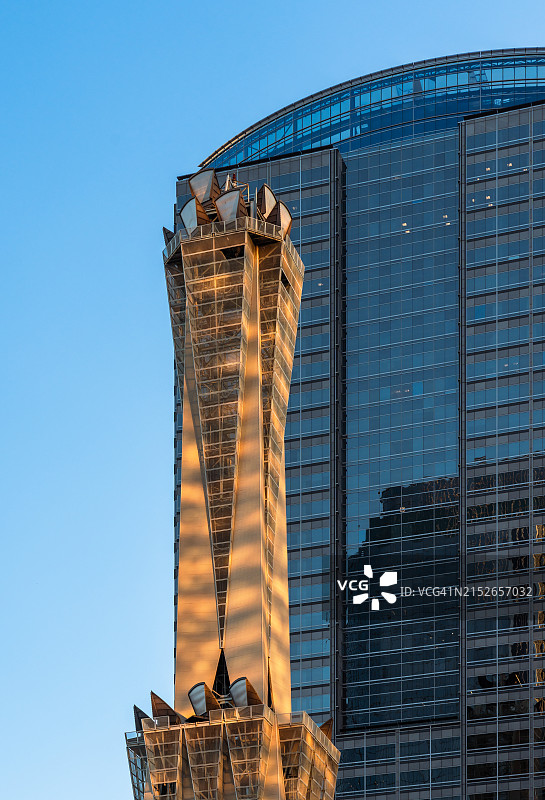 市中心写字楼的日落光图片素材