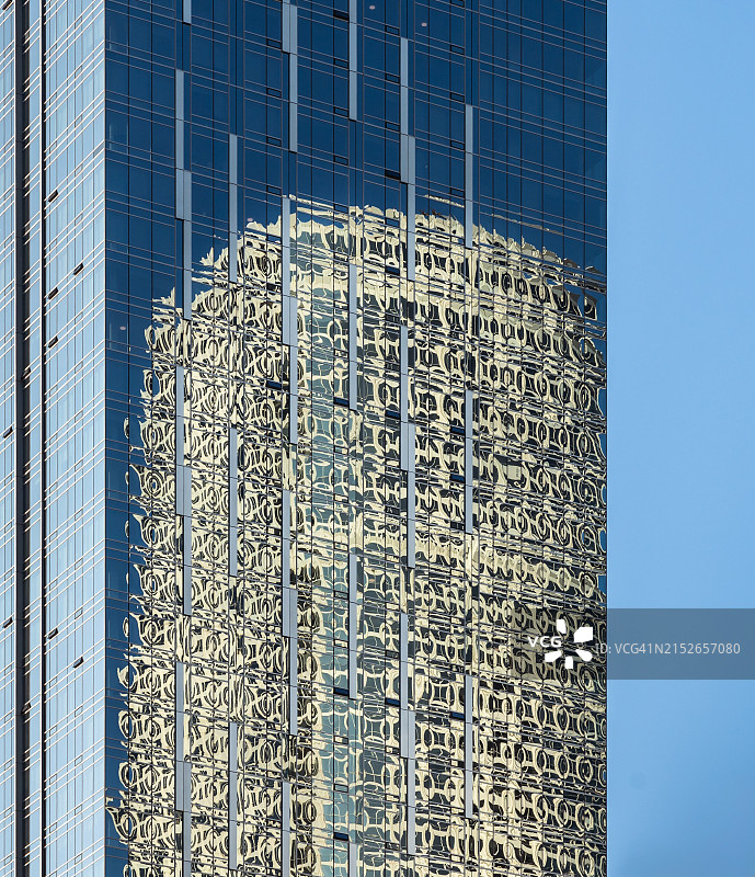 市中心公寓大楼的扭曲倒影图片素材