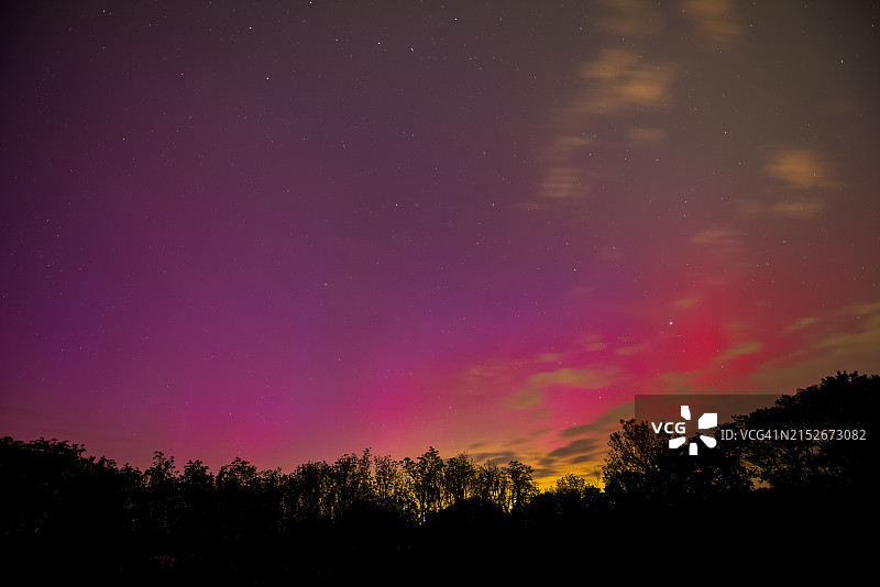 太阳风暴期间在印第安纳州南部看到的北极光图片素材