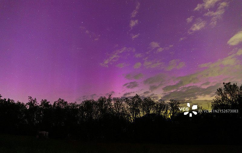 太阳风暴期间在印第安纳州南部看到的北极光图片素材