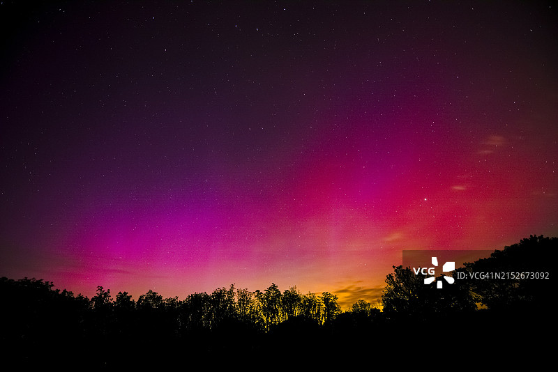 太阳风暴期间在印第安纳州南部看到的北极光图片素材