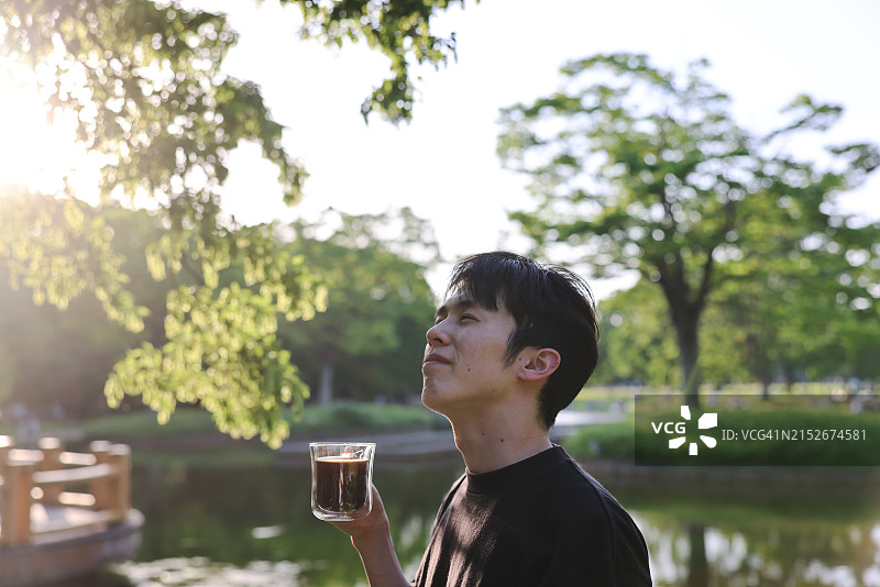 手持咖啡的特写镜头图片素材