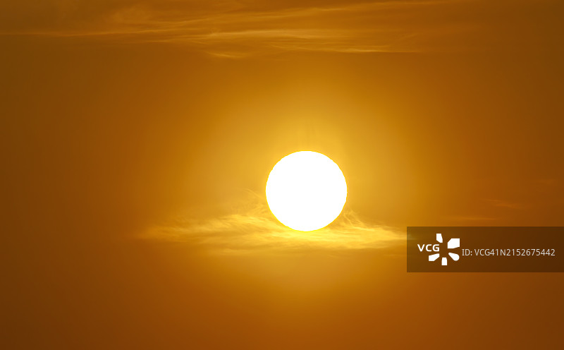 气候危机和灾难性热浪导致的全球变暖，太阳和燃烧图片素材