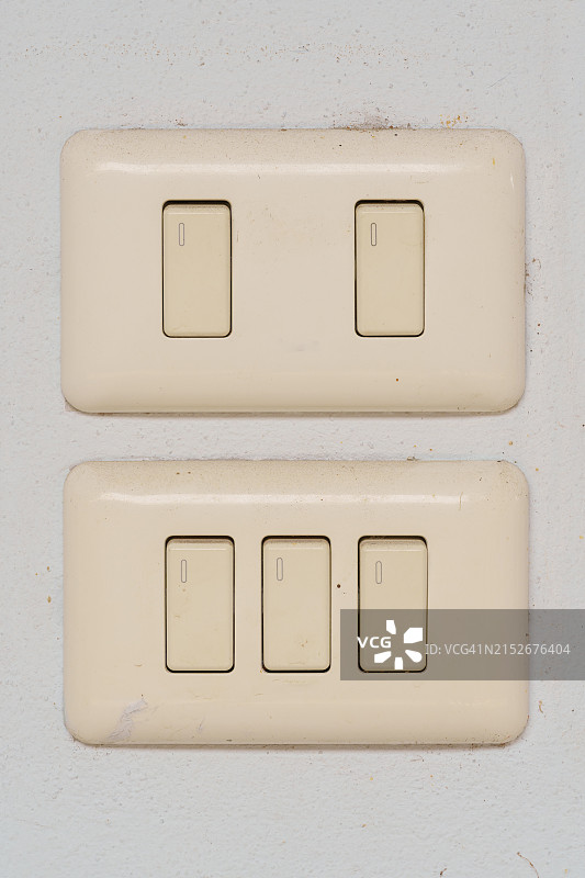 白色墙壁上的电灯开关图片素材