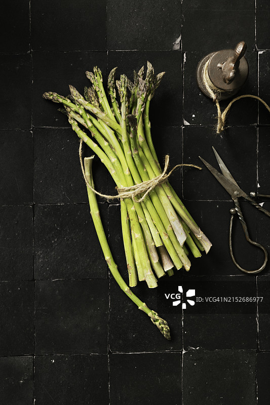 黑色瓷砖上的新鲜有机芦笋图片素材