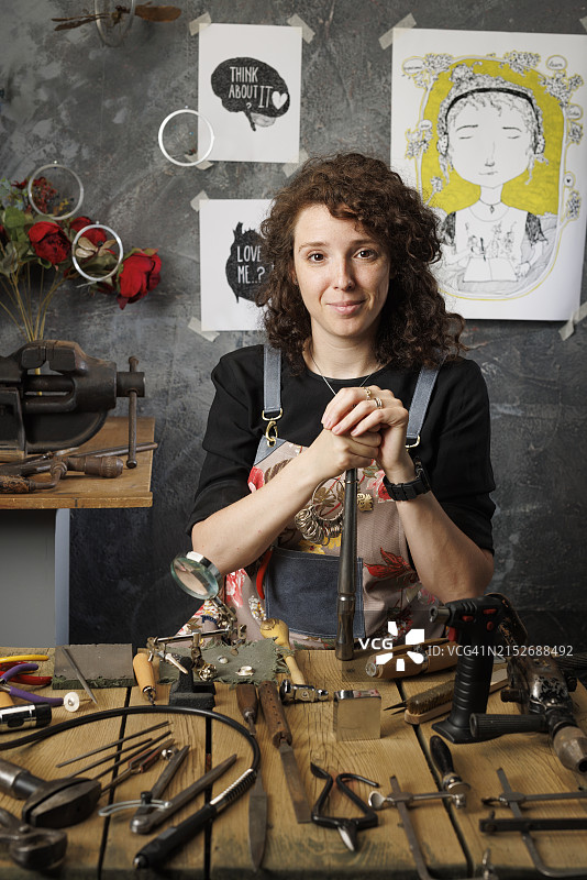 年轻珠宝女匠人肖像，珠宝工坊图片素材