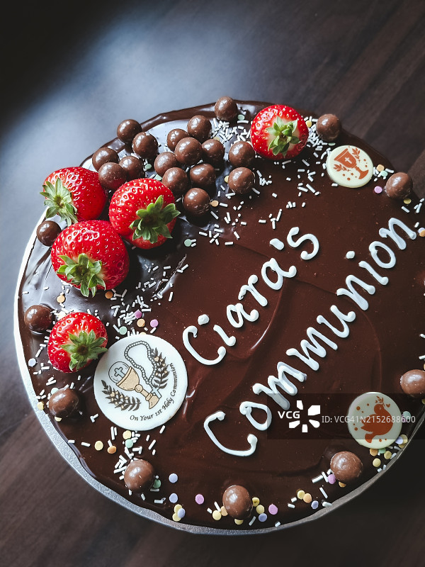 美丽的巧克力圣餐蛋糕，俯视图，用新鲜草莓装饰图片素材