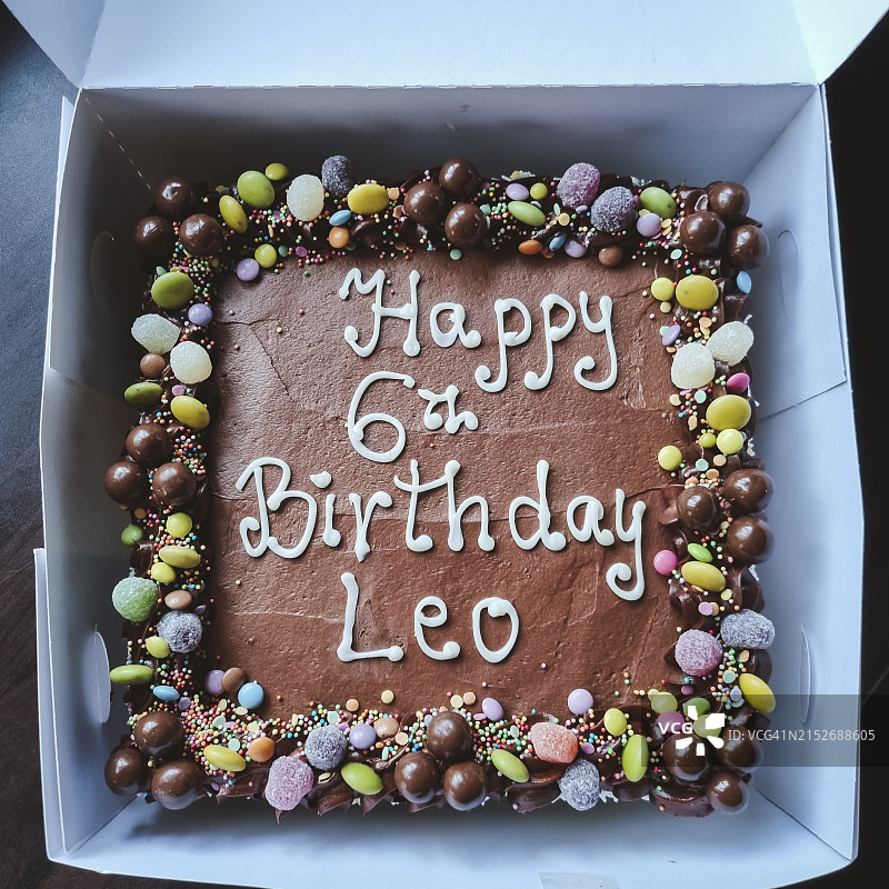 白色盒子里的巧克力生日蛋糕俯视图图片素材