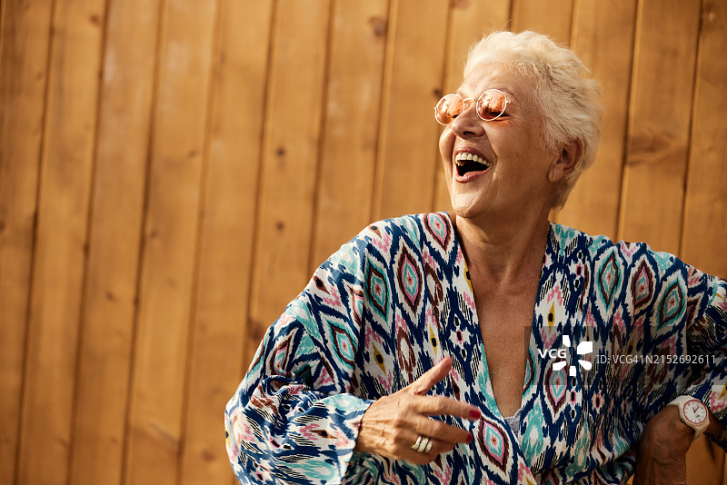 快乐唱歌跳舞的酷老妇人图片素材